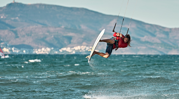 chico joven practicando kitesurf en la playa de Alicante representando un regalo de una experiencia perfecta