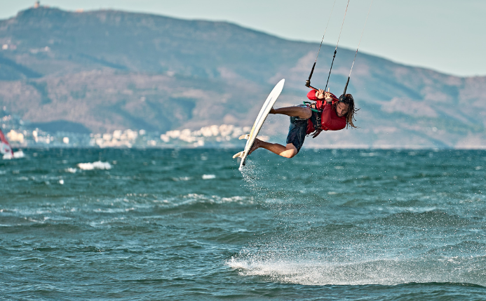 chico joven practicando kitesurf en la playa de Alicante representando un regalo de una experiencia perfecta