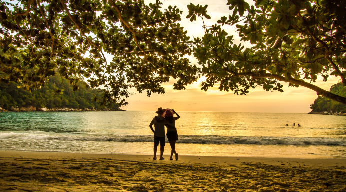 Escapada romántica barata: una pareja en playa