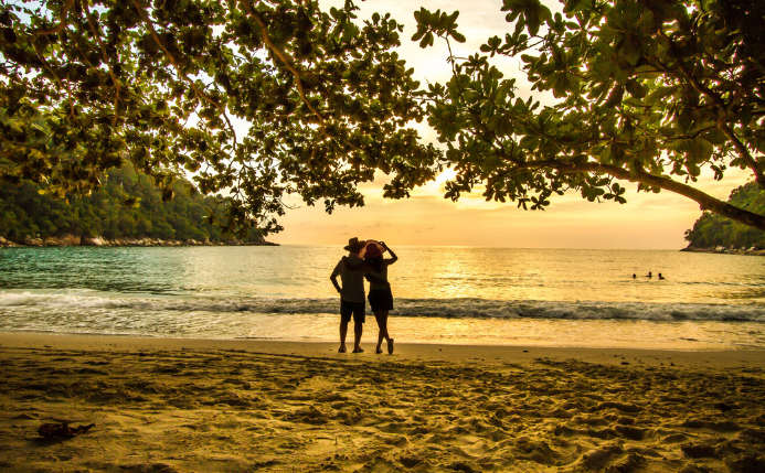 Escapada romántica barata: una pareja en playa