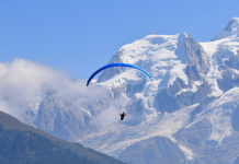 parapente sobrevolando el cielo representando los cursos de parapente que hay en España