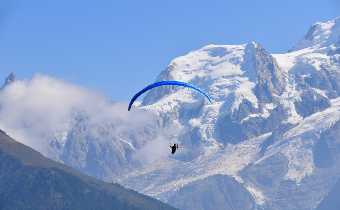 parapente sobrevolando el cielo representando los cursos de parapente que hay en España